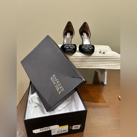 BADGLEY MISCHKA Salsa Black Satin Embellished Peep Toe d'Orsay Pumps. 9M - Picture 3 of 11